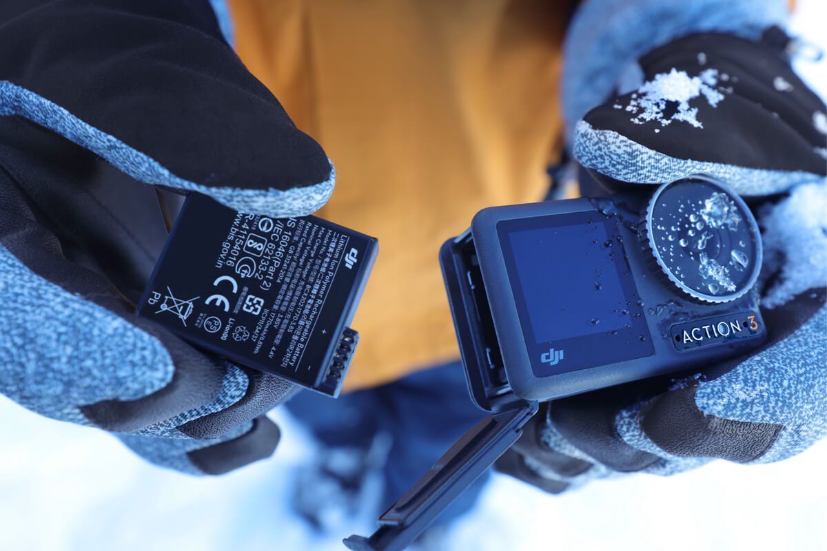 DJI Osmo Action 3 Extreme Battery 160 dakikaya* varan pil ömrünü destekler. -20° C'ye (-4° F) kadar düşük sıcaklıklarda 150 dakikaya** kadar kesintisiz kaydı destekler. Sadece 18 dakikada %80'e varan güç sağlamak için PD hızlı şarjı destekler.*** * EIS devre dışı bırakılmış ve ekranlar kapalıyken 1080p/30fps video kaydı yapılırken 25°C (77°F) laboratuvar ortamında test edilmiştir ve yalnızca referans olarak kullanılmalıdır. ** EIS devre dışı ve ekranlar kapalıyken 1080p/30fps video kaydı yapılırken -20° C (-4° F) laboratuvar ortamında test edilmiştir ve yalnızca referans olarak kullanılmalıdır. *** DJI 30W USB-C Şarj Cihazı fotoğraf çekme/video kaydetme işlevi devre dışı ve ekranlar kapalıyken 25° C (77° F) laboratuvar ortamında test edilmiştir. Sadece referans için kullanılmalıdır. Kutu İçeriği Osmo Action 3 Aşırı Pil × 1 Özellikler Kapasite: 1770 mAh Çalışma Sıcaklığı: -20° - 45° C (-4° - 113° F) Boyutlar: 44,2×34,4×12,1 mm (U×G×Y) Ağırlık: 34 gr Uyumluluk Osmo Action 3